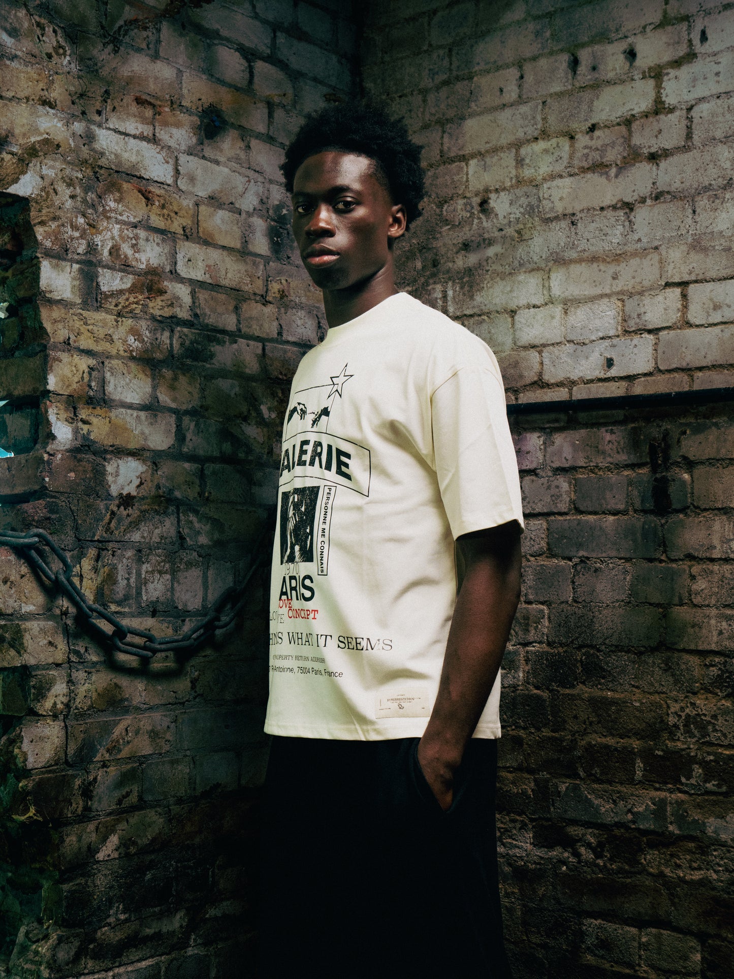 GALERIE CREAM GRAPHIC T-SHIRT